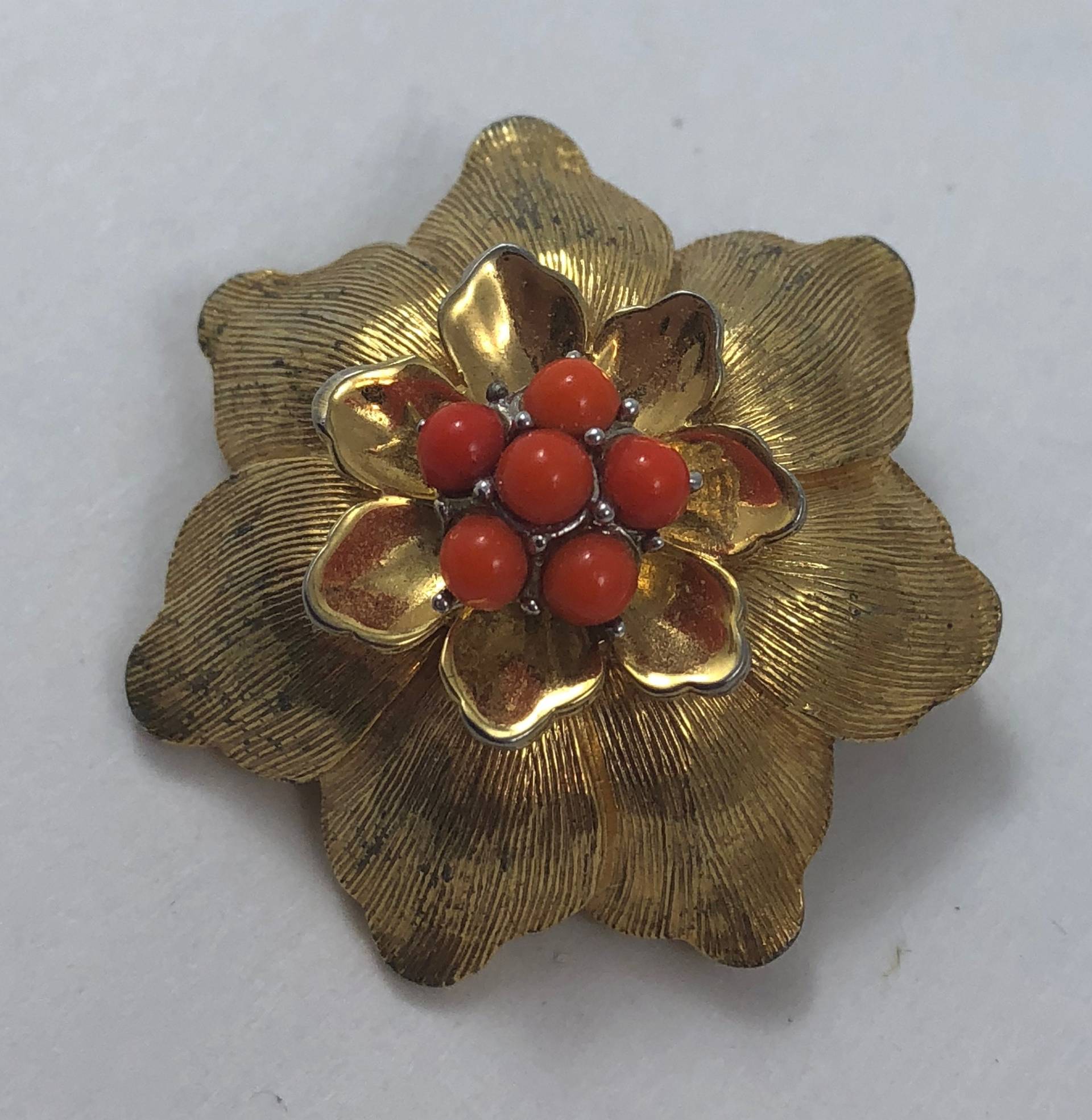 Vintage Marcel Boucher Gold-Ton Blumen-Brosche Mit Glaskoralle Cabochon-steinen Vintage Marcel Boucher Gold-Ton Blumen-Brosche Mit Glaskoralle Cabochon-steinen von VintagePrairieGems
