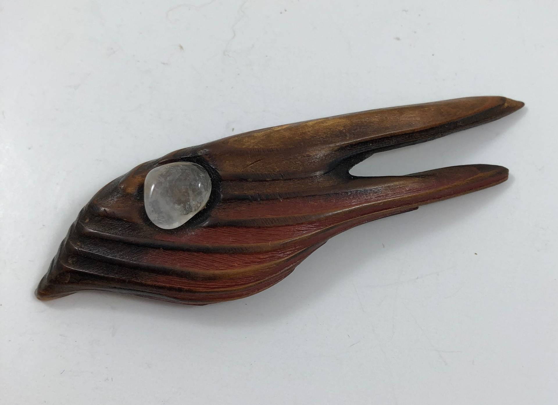 Vintage Mid Century Modern Danish Zedernholz Geschnitzte Brosche Mit Quarz Vintage Mid Century Modern Danish Zedernholz Geschnitzte Brosche Mit Quarz von VintagePrairieGems