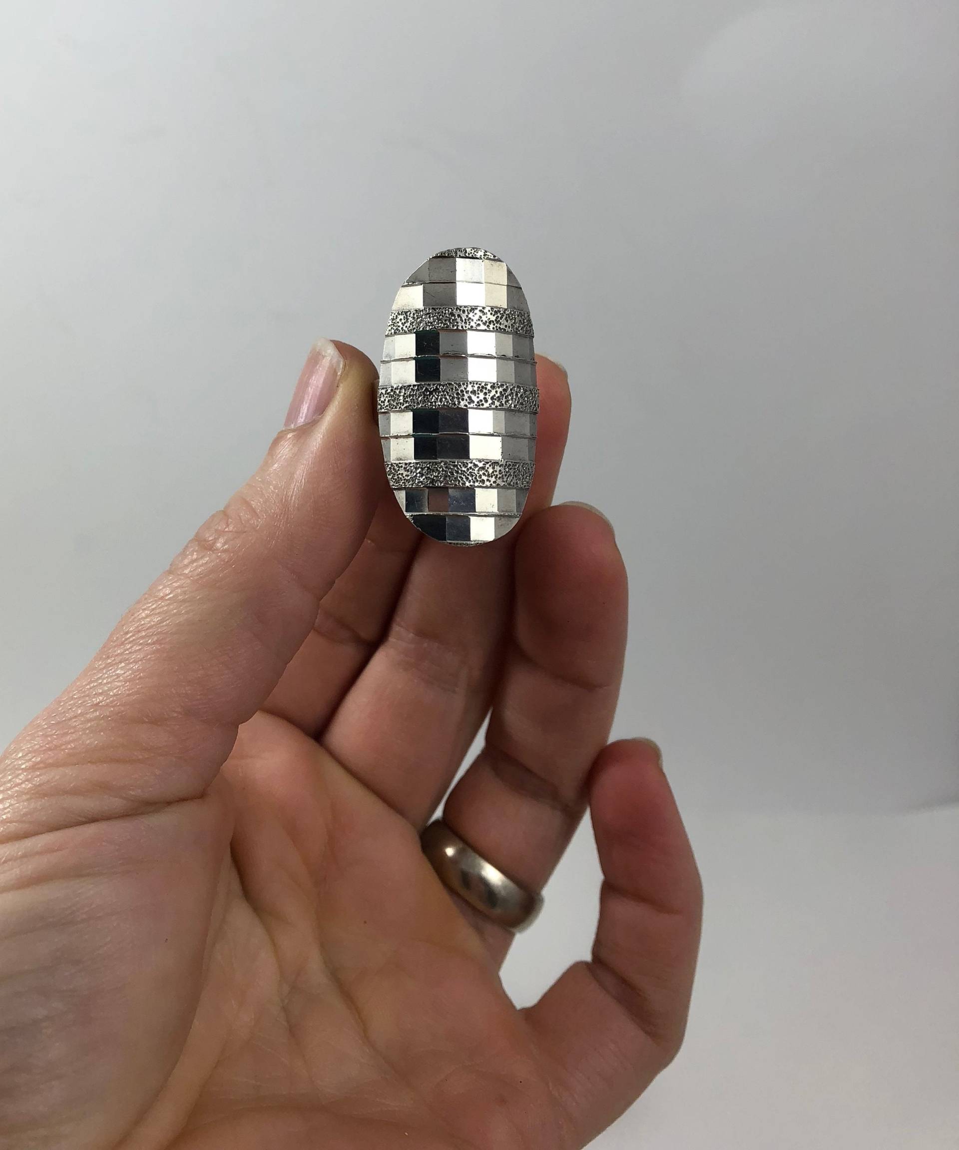 Vintage Modernist Sterling Silber Großer Schild Ring Facettiert Mit Strukturierten Streifen Vintage Modernist Sterling Silber Großer Schild Ring Facettiert Mit Strukturierten Streifen von VintagePrairieGems