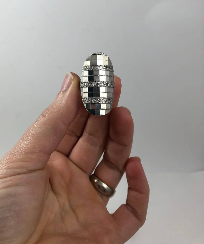 Vintage Modernist Sterling Silber Großer Schild Ring Facettiert Mit Strukturierten Streifen Vintage Modernist Sterling Silber Großer Schild Ring Facettiert Mit Strukturierten Streifen von VintagePrairieGems