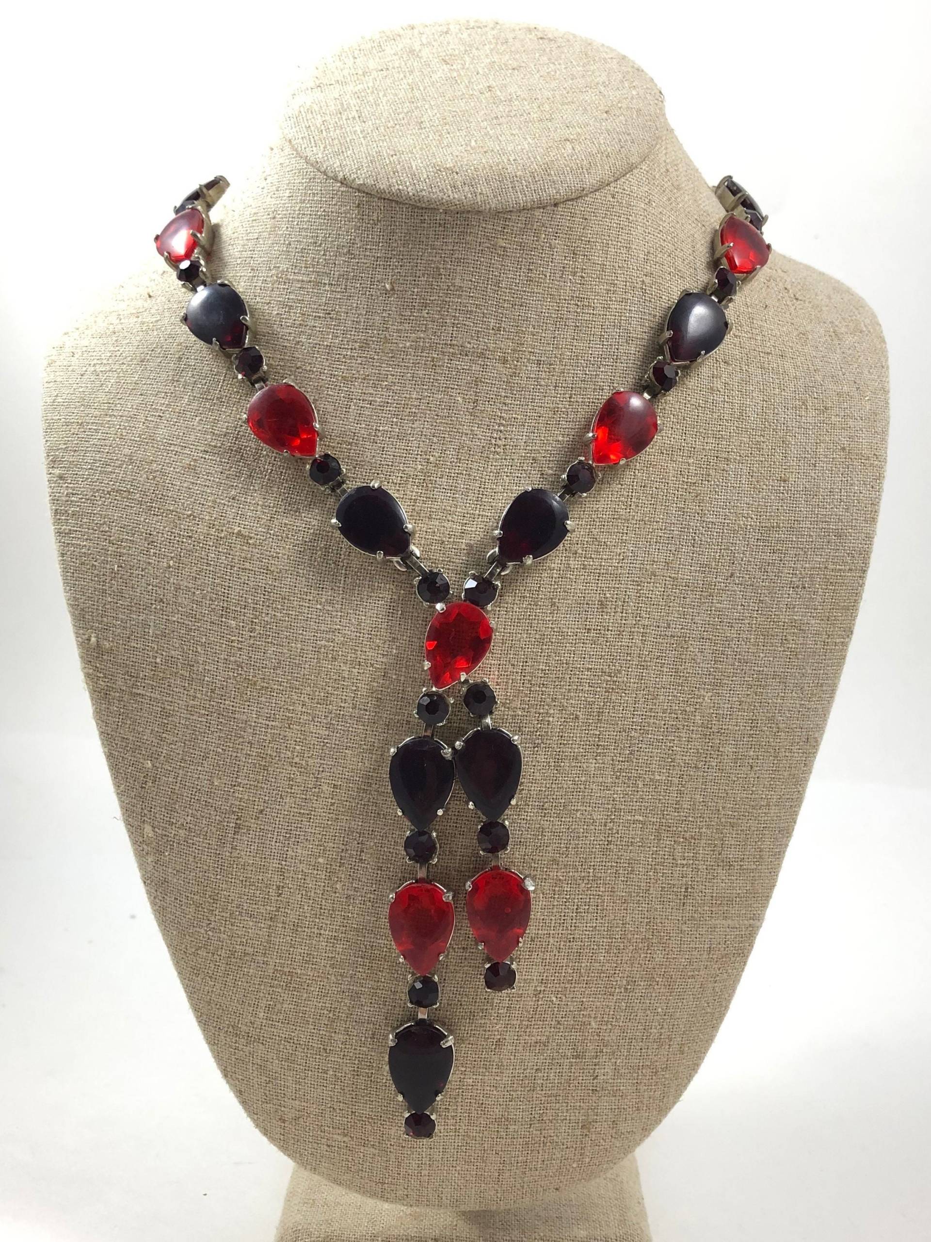 Vintage Selro Große Rote Strass Birnenförmige Cabochon Lariat Y Tropfen Baumeln Halskette Vintage Selro Große Rote Strass Birnenförmige Cabochon Lariat Y Tropfen Baumeln Halskette von VintagePrairieGems