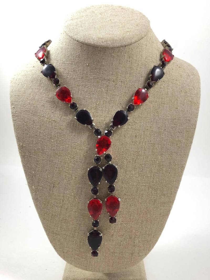 Vintage Selro Große Rote Strass Birnenförmige Cabochon Lariat Y Tropfen Baumeln Halskette Vintage Selro Große Rote Strass Birnenförmige Cabochon Lariat Y Tropfen Baumeln Halskette von VintagePrairieGems