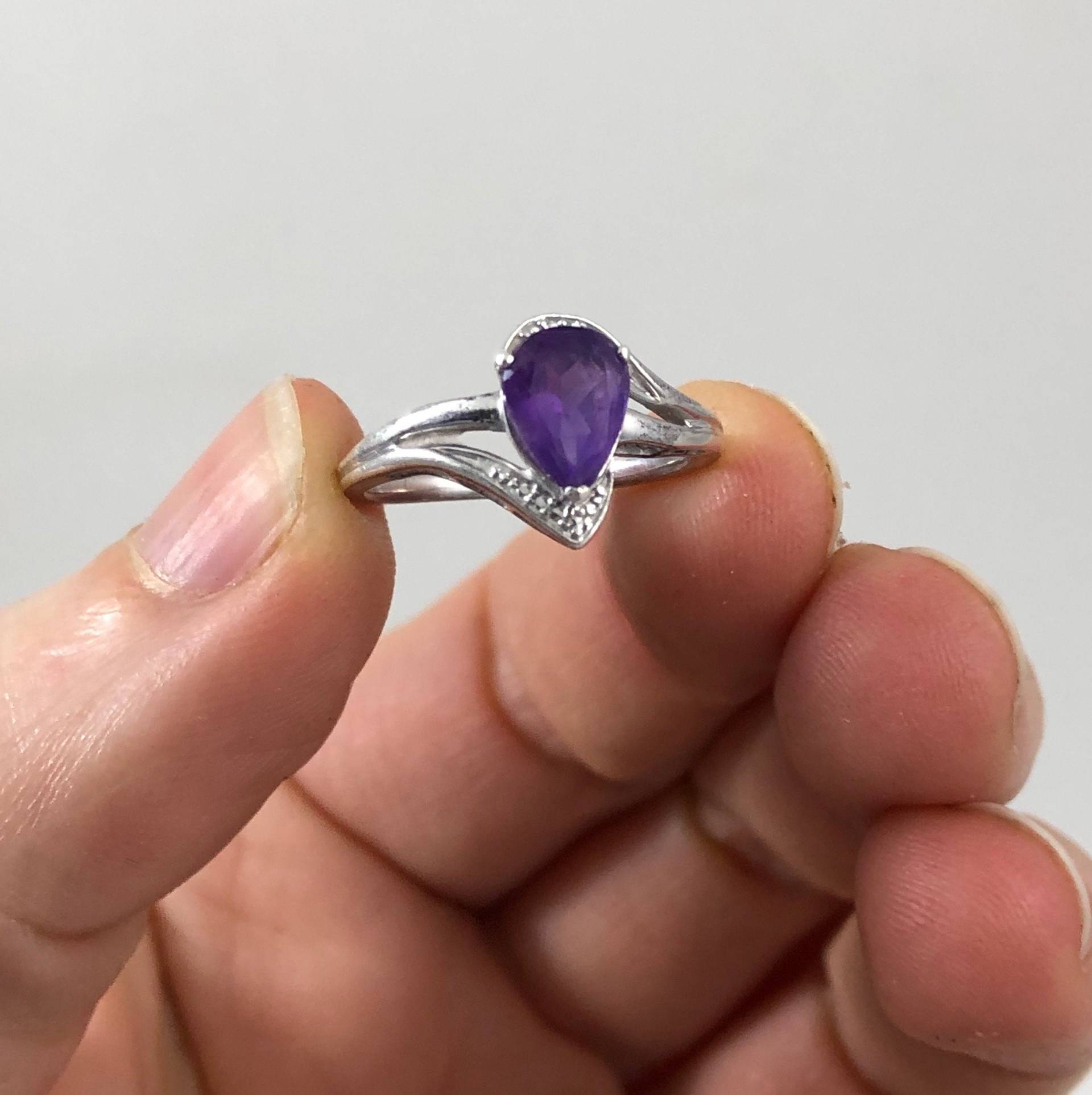 Vintage Sterling Silber Damenring in Birnenform Mit Amethyst Und Diamant Vintage Sterling Silber Damenring in Birnenform Mit Amethyst Und Diamant von VintagePrairieGems