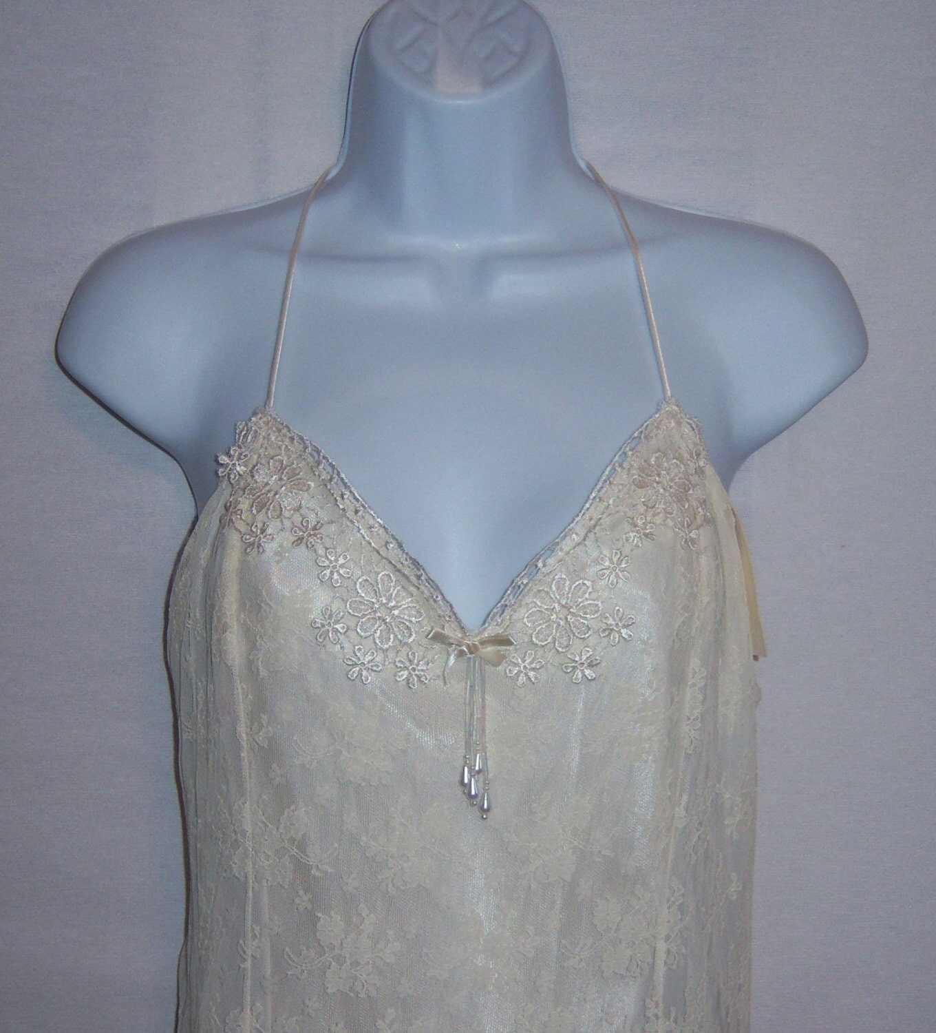 Vintage Flora Nikrooz Elfenbein-Off-White Satin Spitze Braut Flitterwochen Teddy Nachthemd Chemise Kleid Peignoir Large Nos Deadstock Negligee Mit von VintagePrepGirl