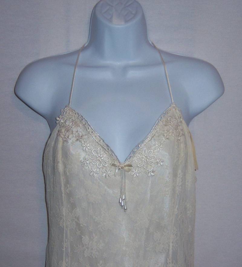 Vintage Flora Nikrooz Elfenbein-Off-White Satin Spitze Braut Flitterwochen Teddy Nachthemd Chemise Kleid Peignoir Large Nos Deadstock Negligee Mit von VintagePrepGirl