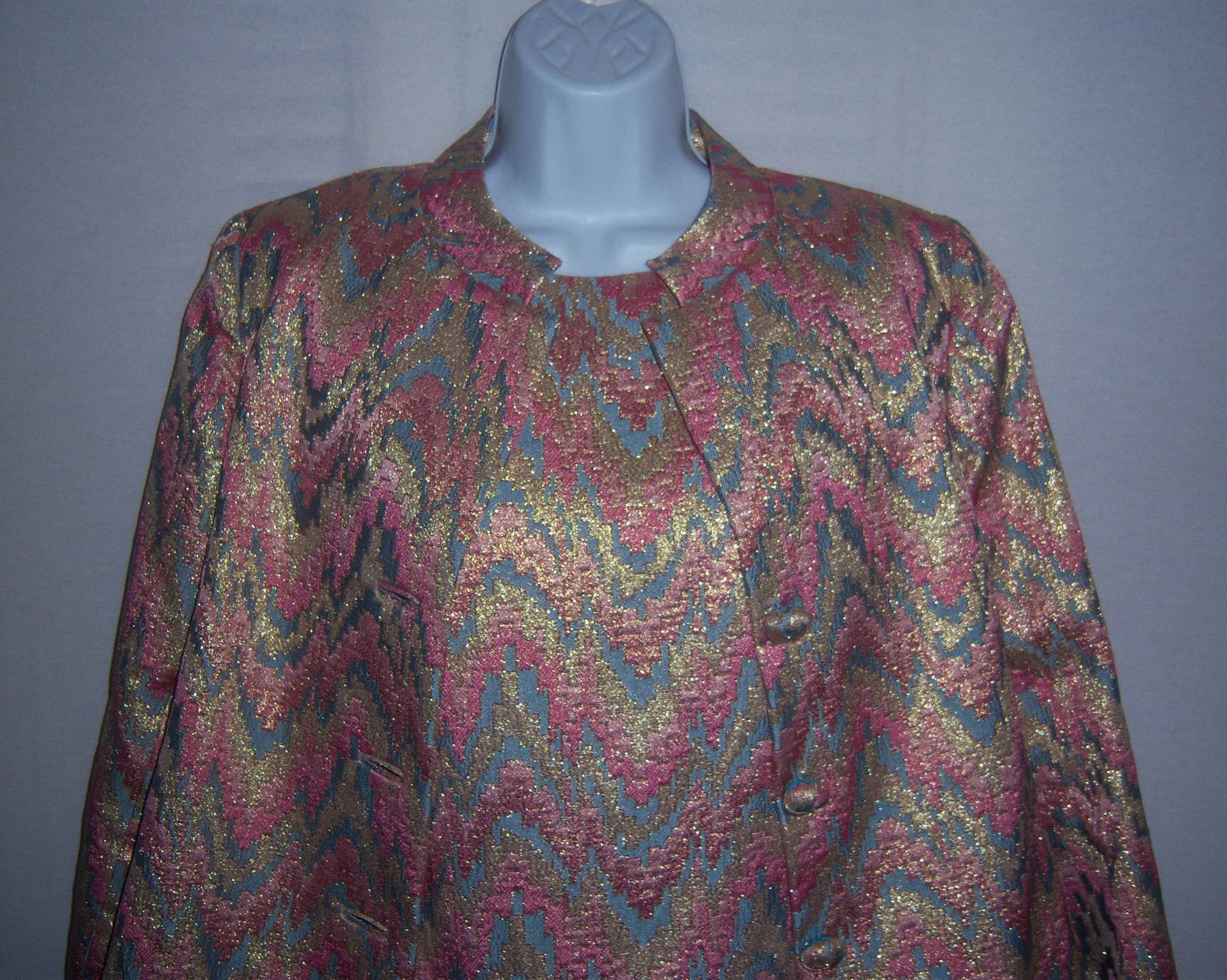 Vintage Malcolm Starr Pink Blau Silber Flame Stitch Besticktes Etuikleid Mit Passender Jacke Mantel 10 12 Neiman Marcus Metallic Medium von VintagePrepGirl