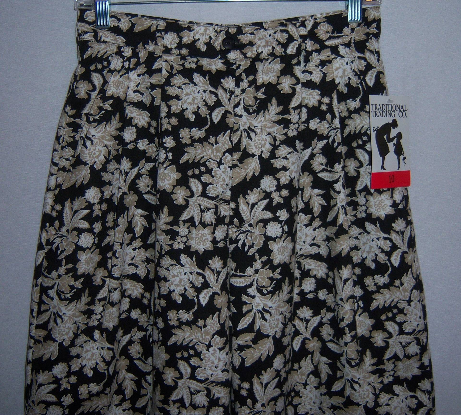 Vintage Traditionelle Handels-Co. Schwarz Khaki Weiß Batik Blumen-Blumen-Print-Bermuda-Walking-Shorts 8 10 Deadstock Nos Neu Mit Etikett von VintagePrepGirl