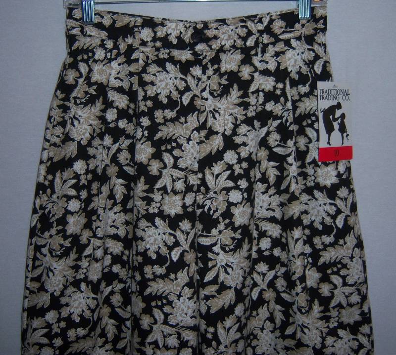 Vintage Traditionelle Handels-Co. Schwarz Khaki Weiß Batik Blumen-Blumen-Print-Bermuda-Walking-Shorts 8 10 Deadstock Nos Neu Mit Etikett von VintagePrepGirl