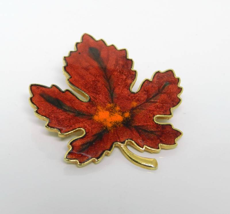 Bunt Rot Orange Schmelz Maple Leaf Brosche Pin Bunt Rot Orange Schmelz Maple Leaf Brosche Pin von VintagePresentations