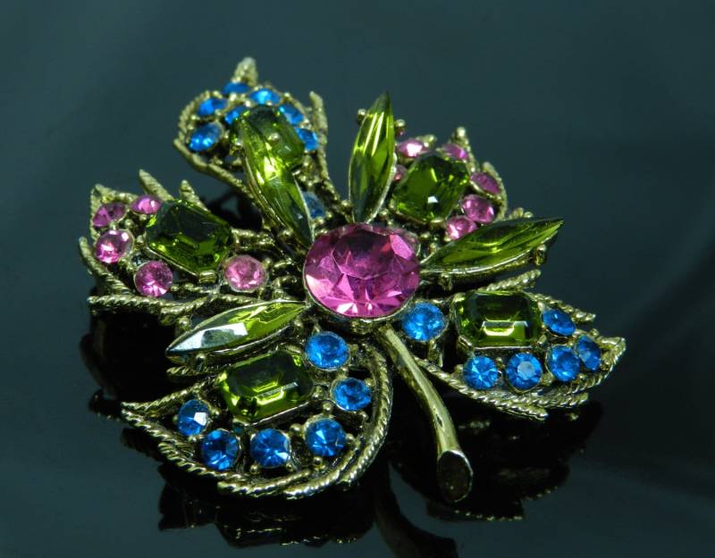 Bunte Vintage Prong Set Strass Leaf Brosche Pin in Tiefen Satteren Farben Blues, Grünen Und Rosa Bunte Vintage Prong Set Strass Leaf Brosche Pin in Tiefen Satteren Farben Blues, Grünen Und Rosa von VintagePresentations
