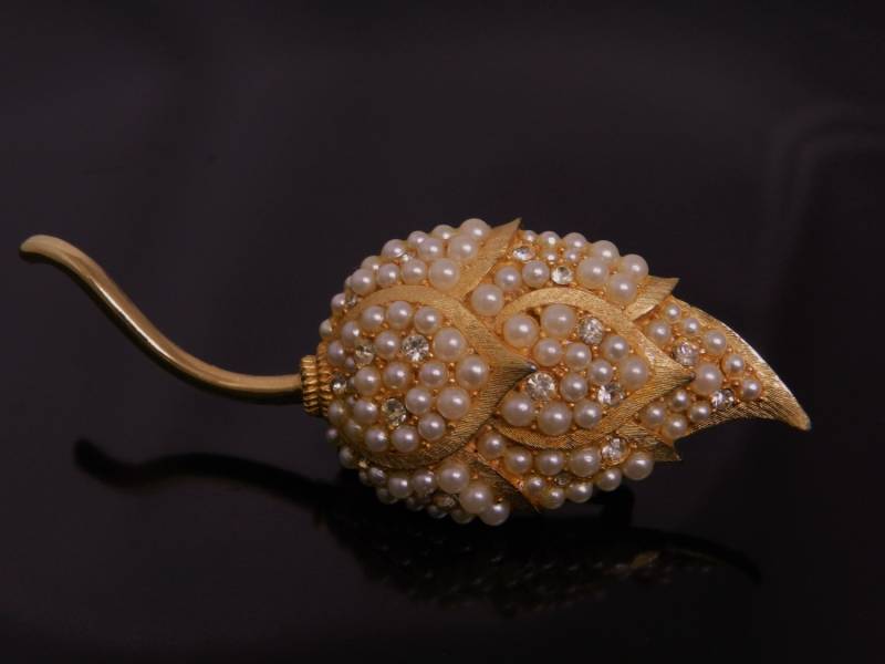 Einzigartige Vintage Tulip Geformte Blumen Brosche Mit Faux Perlen Und Strass Einzigartige Vintage Tulip Geformte Blumen Brosche Mit Faux Perlen Und Strass von VintagePresentations