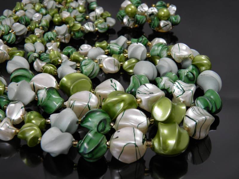 Hong Kong Perlen Set Vintage Vibrantly Hand Gemalt, Lange Halskette Und Ohrringe von VintagePresentations