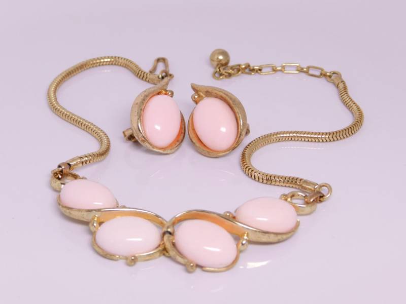 Trifari Rosa Cabochon Goldton Halskette Und Ohrringe Demi-Parure Festgelegt von VintagePresentations