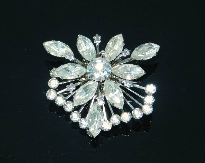 Ungewöhnliche Vintage Strass Trianular Brosche Mit Kleineren Runden Steine Aus Dem Boden Schießen Ungewöhnliche Vintage Strass Trianular Brosche Mit Kleineren Runden Steine Aus Dem Boden Schießen von VintagePresentations