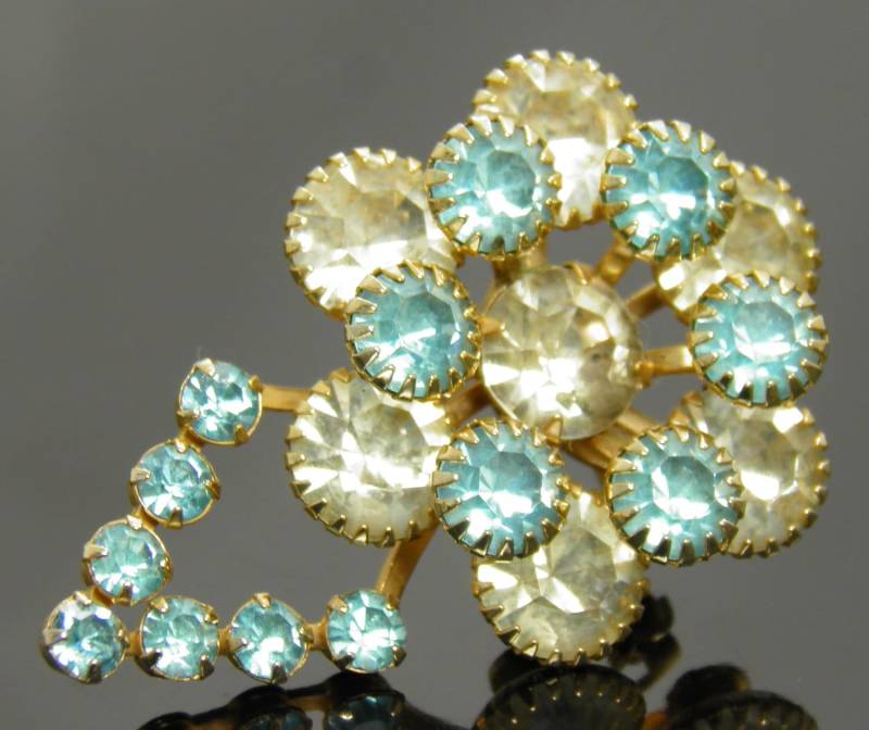 Vintage Aquamarin Blau Und Klar Dog Tooth Set Strass Brosche Pin in Goldtone Floral Ambiente von VintagePresentations