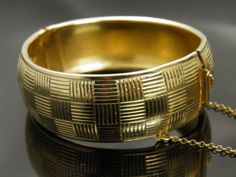 Vintage Armband Von Coro Pegasus in Goldtone Mit Geätzten Schraffur Quadrat-Muster von VintagePresentations