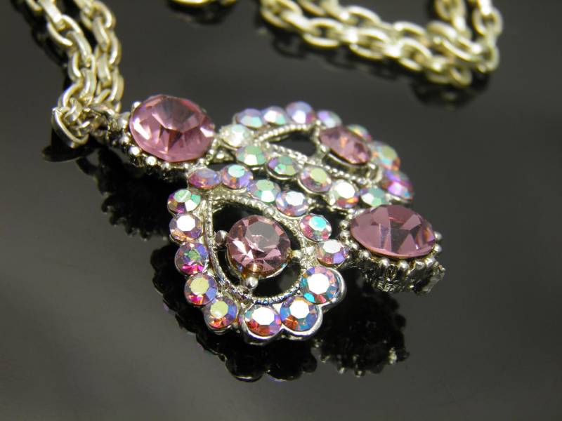 Vintage Aurora Borealis Und Lila Amethyst Farbige Strass Biene Geformt Anhänger Halskette von VintagePresentations