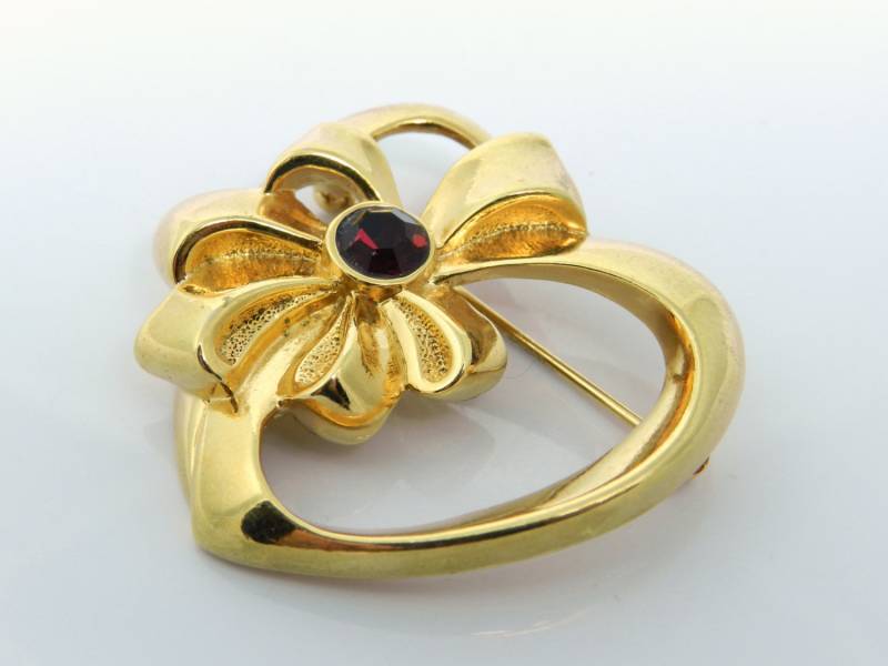 Vintage Avon Glänzenden Goldton Herz Mit Schleife Und Birthstone Ruby Red Oder Granat Strass Brosche Pin von VintagePresentations