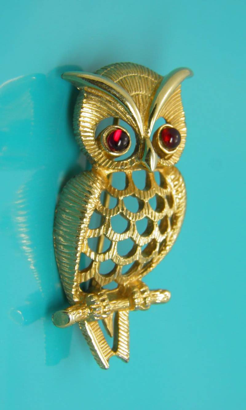 Vintage Avon-Sammler "Owlette"-Pin Von 1972 Mit Ruby Roten Augen von VintagePresentations