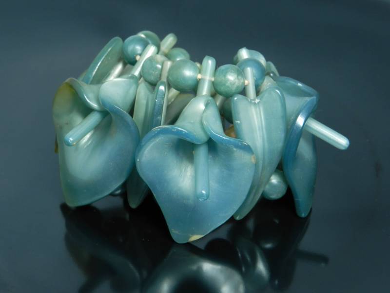 Vintage Breit Kunststoff Figural Lilienblume Anweisung Armband in Blaugrün Blau von VintagePresentations