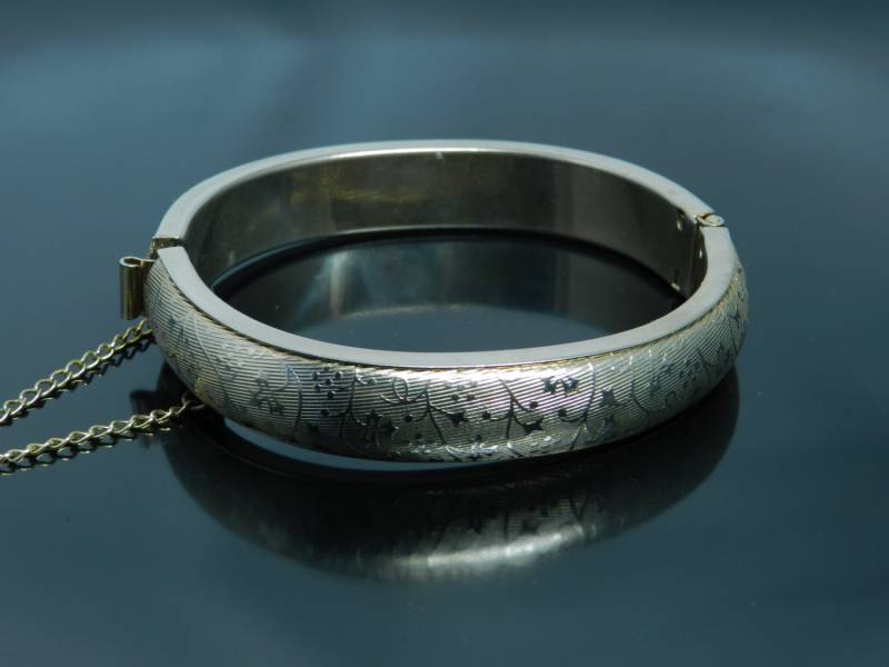 Vintage Dezenten Gold-Armreif Mit Blättern Und Brombeermuster von VintagePresentations