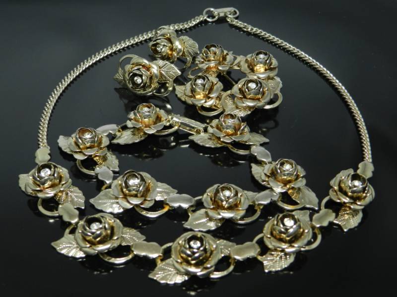 Vintage Gold Dezenten Rose Bud Grand Parure Mit Strass-Centers Umfasst, Brosche, Halskette, Armband Und Schraube Ohrringe von VintagePresentations