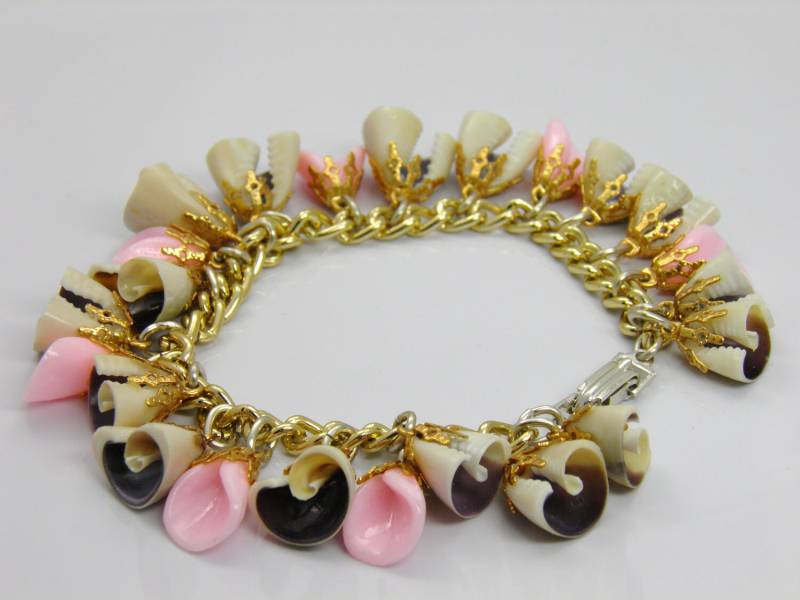 Vintage Gold Tone-Armband Unterzeichnete Deutschland Mit Rosa Und Braun Shell Charms von VintagePresentations