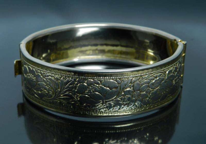 Vintage Gold Tone-Armreif Mit Blumenmuster von VintagePresentations