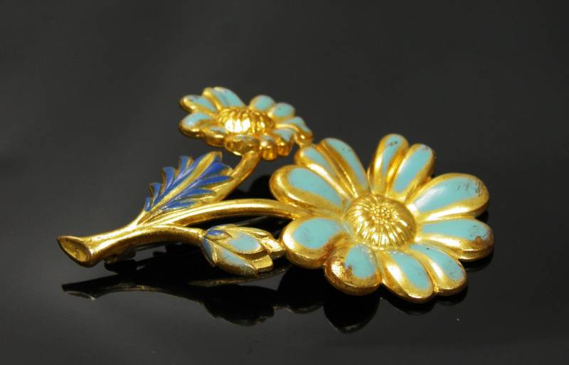 Vintage Gold Tone-Brosche Mit Handpainted Blau Blumen Um 1900 Vintage Gold Tone-Brosche Mit Handpainted Blau Blumen Um 1900 von VintagePresentations