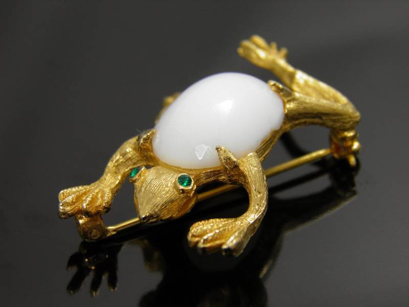 Vintage Goldtone Denicola Frosch Mit Weißem Glas Oval Cabochon Geformten Körper Und Grünen Strass Augen Vintage Goldtone Denicola Frosch Mit Weißem Glas Oval Cabochon Geformten Körper Und Grünen Strass Augen von VintagePresentations
