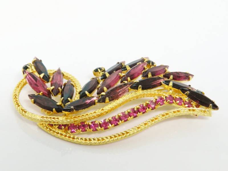Vintage Juliana Stil Strass Brosche Mit Einem Wirbelnden Design in Tiefen Pinks, Fushias Und Purpur Vintage Juliana Stil Strass Brosche Mit Einem Wirbelnden Design in Tiefen Pinks, Fushias Und Purpur von VintagePresentations