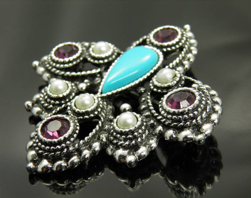 Vintage Sarah Coventry Imperial Cross Shaped Anhänger/Brosche in Antiken Silvertone Mit Faux Türkis, Amethyst Und Pearl Steine von VintagePresentations