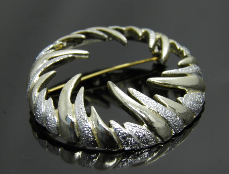 Vintage Sarah Coventry Silber Und Goldtone Rundschreiben Gewirbelt Brosche Vintage Sarah Coventry Silber Und Goldtone Rundschreiben Gewirbelt Brosche von VintagePresentations