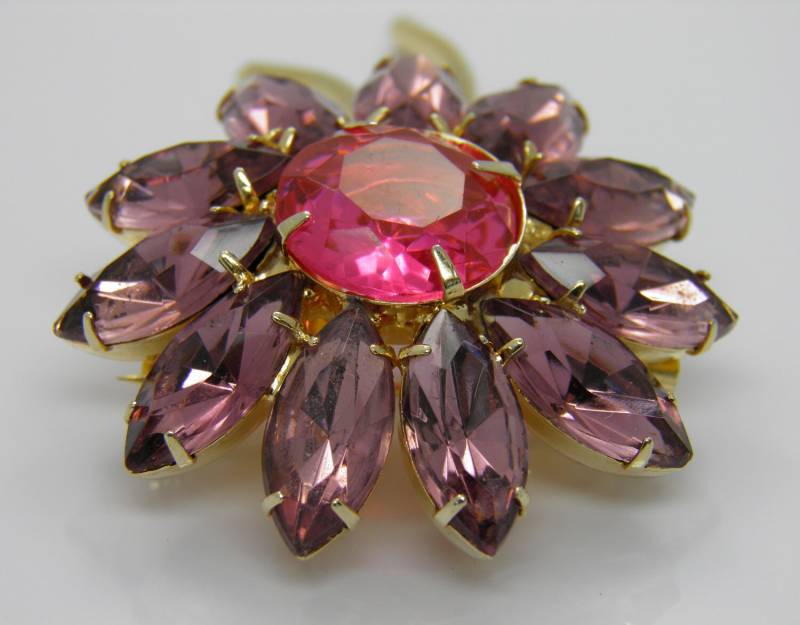 Vintage Showstopping Lavendel Und Rosa Strass Blumen Brosche Pin in Eine Goldtone-Einstellung Vintage Showstopping Lavendel Und Rosa Strass Blumen Brosche Pin in Eine Goldtone-Einstellung von VintagePresentations