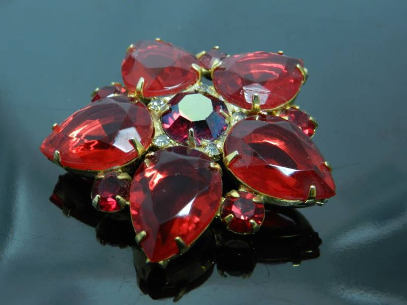 Vintage Siam Rot Strass Stern Geformte Brosche Pin Vintage Siam Rot Strass Stern Geformte Brosche Pin von VintagePresentations