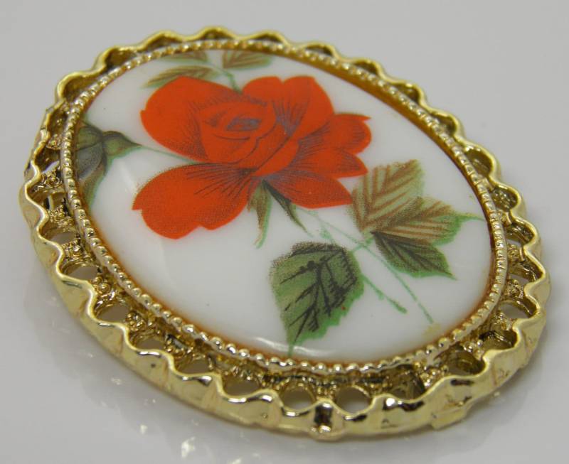 Vintage Transfer Ziemlich Porzellan Brosche Pin Von Einer Roten Rose in Goldtone Einstellung von VintagePresentations