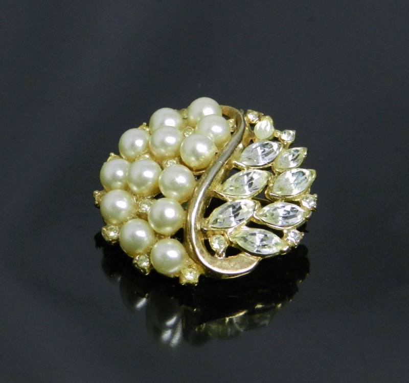 Vintage Trifari Pat Pend Perlen Und Strass Brosche Vintage Trifari Pat Pend Perlen Und Strass Brosche von VintagePresentations