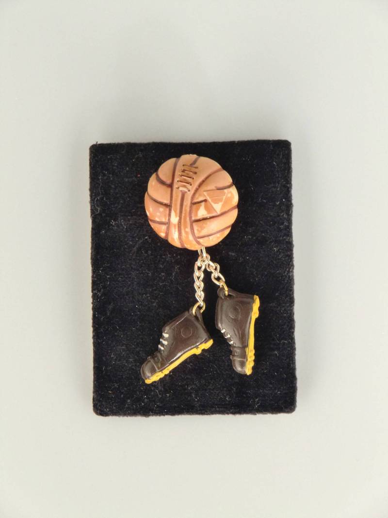 Boho Ball Und Fußballschuhe Schuhe Celluloid Vintage Brosche Objekt Schmuck Bakelit Ära Frühes Jahrhundert Art Deco Boho Ball Und Fußballschuhe Schuhe Celluloid Vintage Brosche Objekt Schmuck Bakelit Ära Frühes Jahrhundert Art Deco von VintageRetroEu