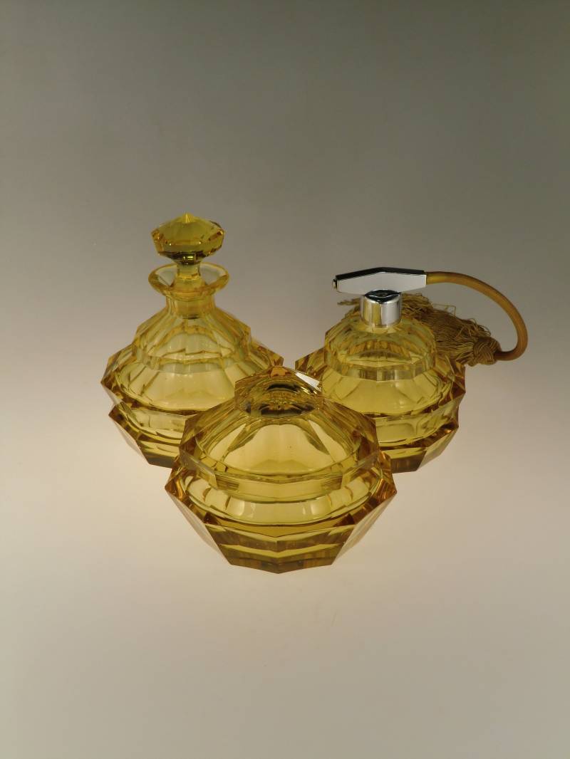 Boho Czech Art Deco Bernsteinschliff Glas Parfüm Flacon Pulverglas Von Moser Vanity Set von VintageRetroEu
