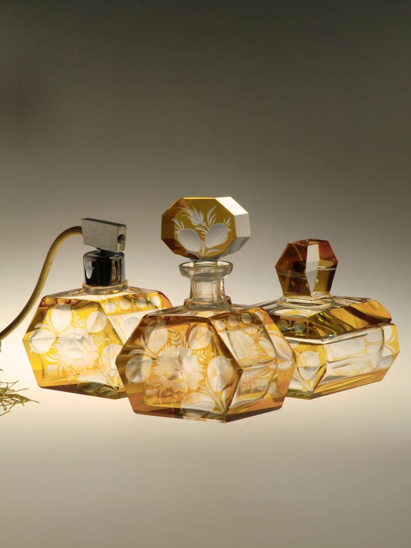 Boho Czech Art Deco Glas Vanity Parfum Flaschen Set Von Karel Palda Haida Amber Cut To Clear von VintageRetroEu