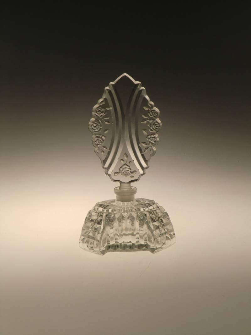 Boho Czech Art Deco Handausgeschnittene Glas Parfümflasche Mit Rosen Auf Stopper von VintageRetroEu