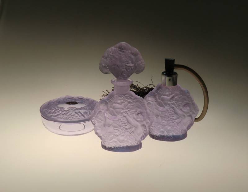 Boho Czech Art Deco Schlevogt Ingrid Alexandrite Glas Parfümflaschen Vanity Set Mit Putti Cherubs von VintageRetroEu