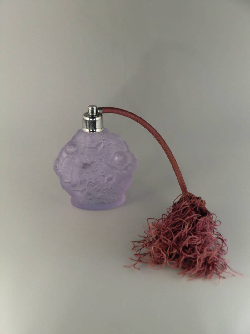 Boho Czech Art Deco Schlevogt Ingrid Alexandrite Glas Parfum Flasche Mit Putti Cherubs von VintageRetroEu