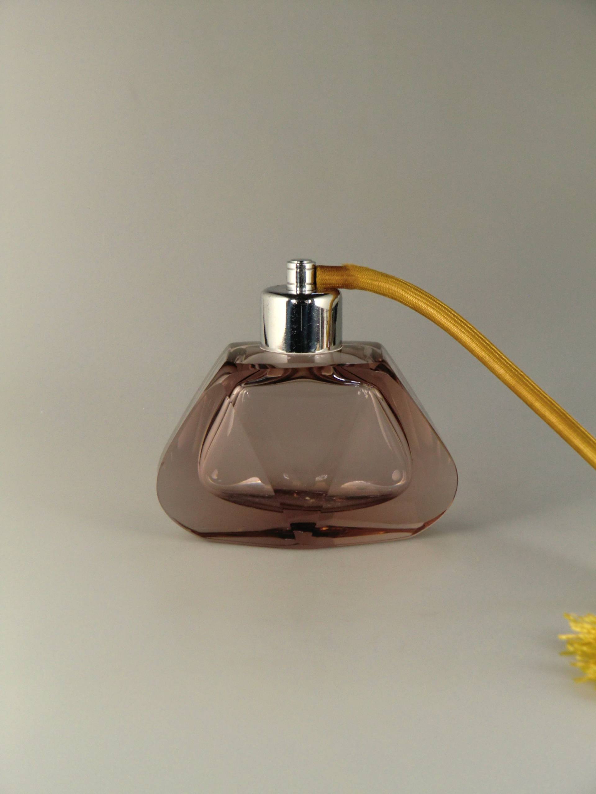 Niedliche Boho Czech Moser Style Art Deco Hand Geschnittenes Glas Parfum Flasche Atomizeur von VintageRetroEu