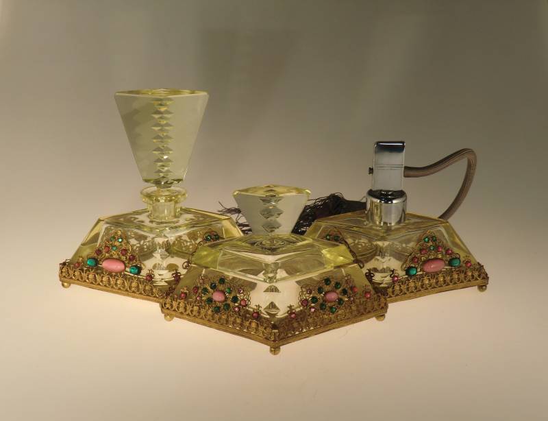 Top Rare Boho Czech Art Deco Glasschliff Juweliert Parfüm Flasche Pulverdose Dose Flacon Zerstäuber Vanity Set von VintageRetroEu