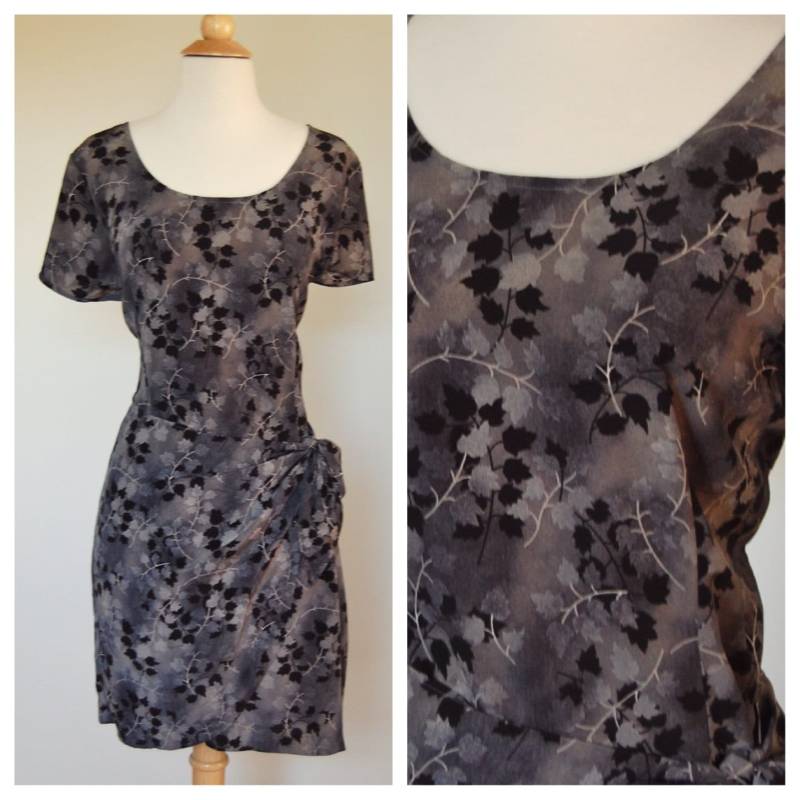 Vintage 1980Er Jahre Grau Schwarz Blatt Print Schärpe Seite Krawatte Kurzarm Zip Up Mini Kleid Von Meghan Matthews Medium von VintageRiteCo