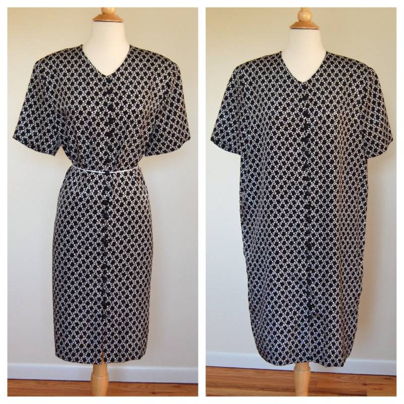 Vintage 1980Er Schwarz Und Weiß Blumendruck Shift Minikleid Knöpfe Retro Rockabilly Mit Band Krawatte Von Leslie Fay Xl von VintageRiteCo