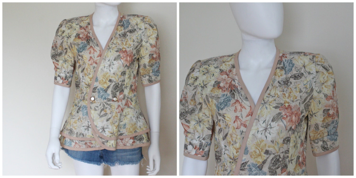 Vintage 1990Er Jahre Beige Mehrfarbige Blumen Brokat Kurzarm Double Tiered Rüschen Knopf Blazer Jacke Von S.l. Petites Klein von VintageRiteCo