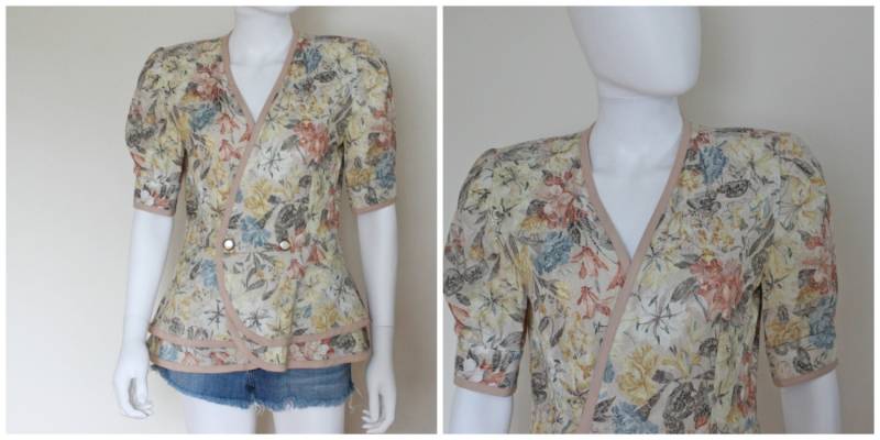 Vintage 1990Er Jahre Beige Mehrfarbige Blumen Brokat Kurzarm Double Tiered Rüschen Knopf Blazer Jacke Von S.l. Petites Klein von VintageRiteCo