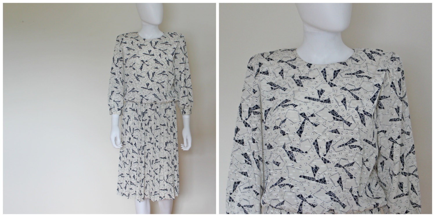 Vintage 80Er Jahre Weiß Mitternachtsblau Abstrakt Print Langarm Faltenrock Midikleid Union Made Ilgwu By R.e. Originale M/L von VintageRiteCo